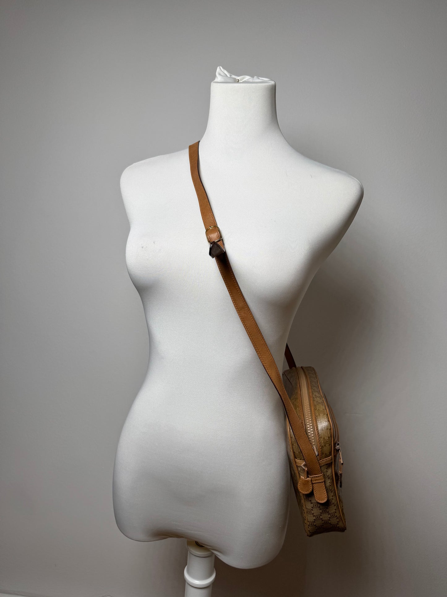 Sac Triomphe vintage en cuir monogramme Céline beige