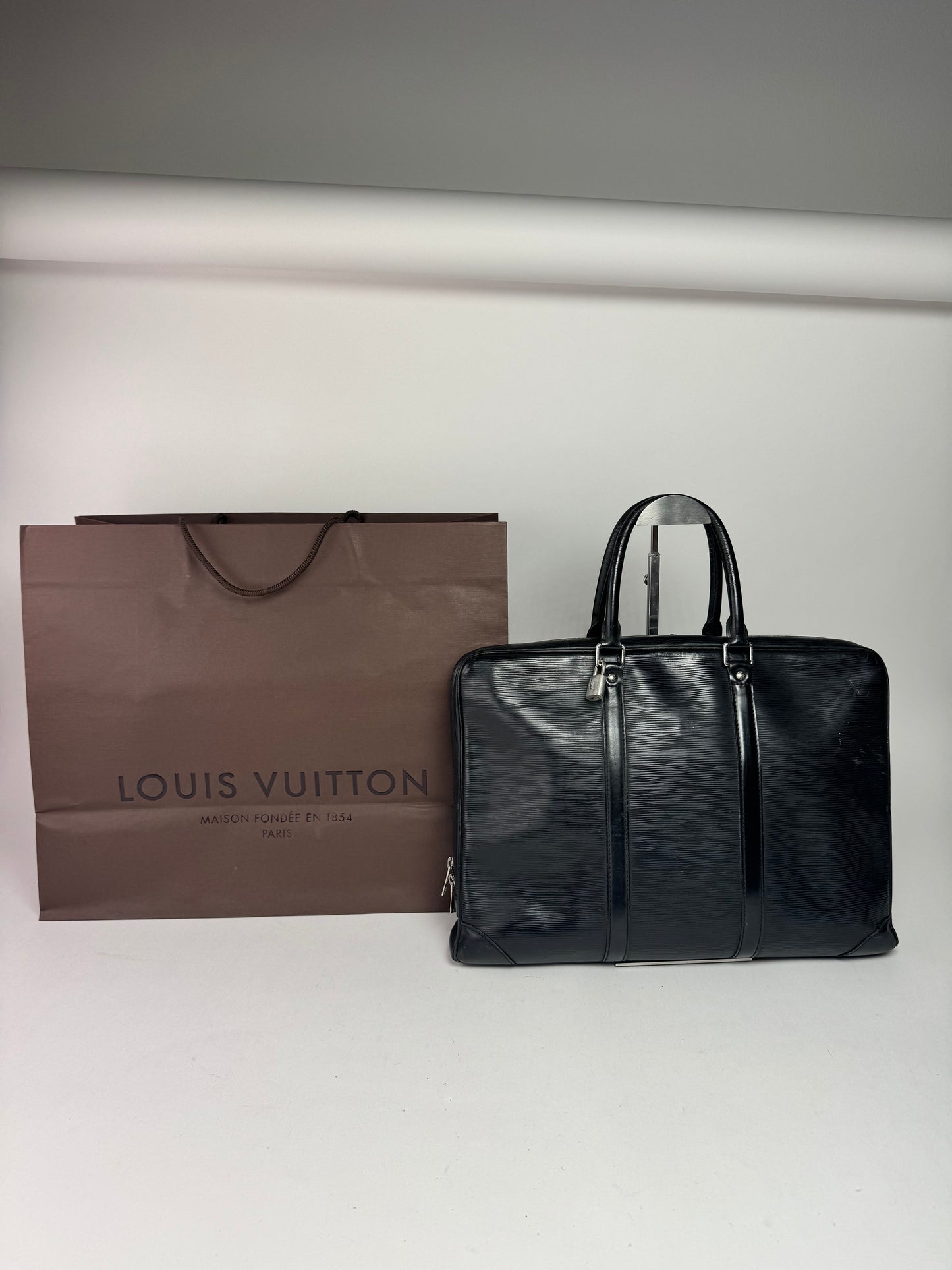 Sac vintage Louis Vuitton EPI en cuir noir