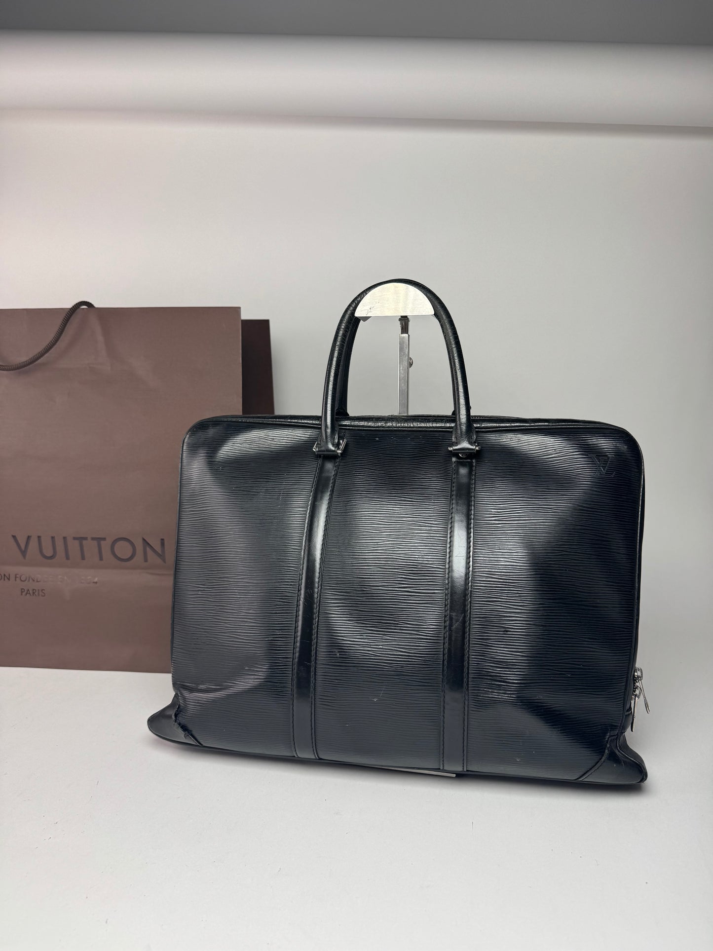 Sac vintage Louis Vuitton EPI en cuir noir