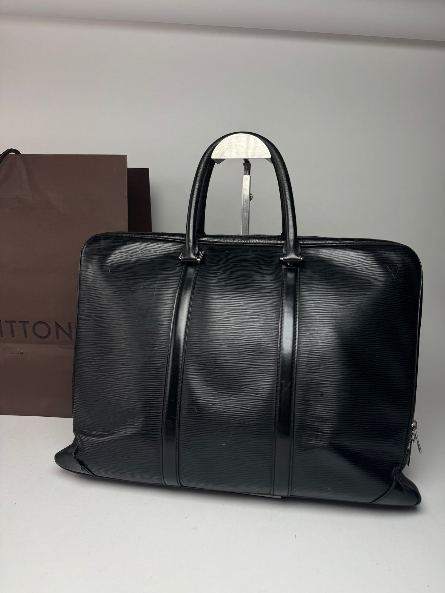 Sac vintage Louis Vuitton EPI en cuir noir