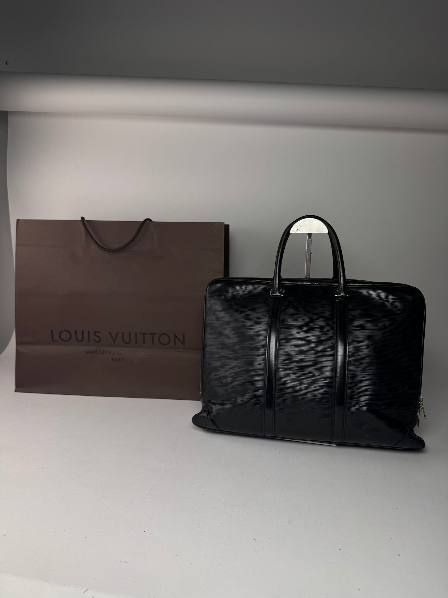 Sac vintage Louis Vuitton EPI en cuir noir