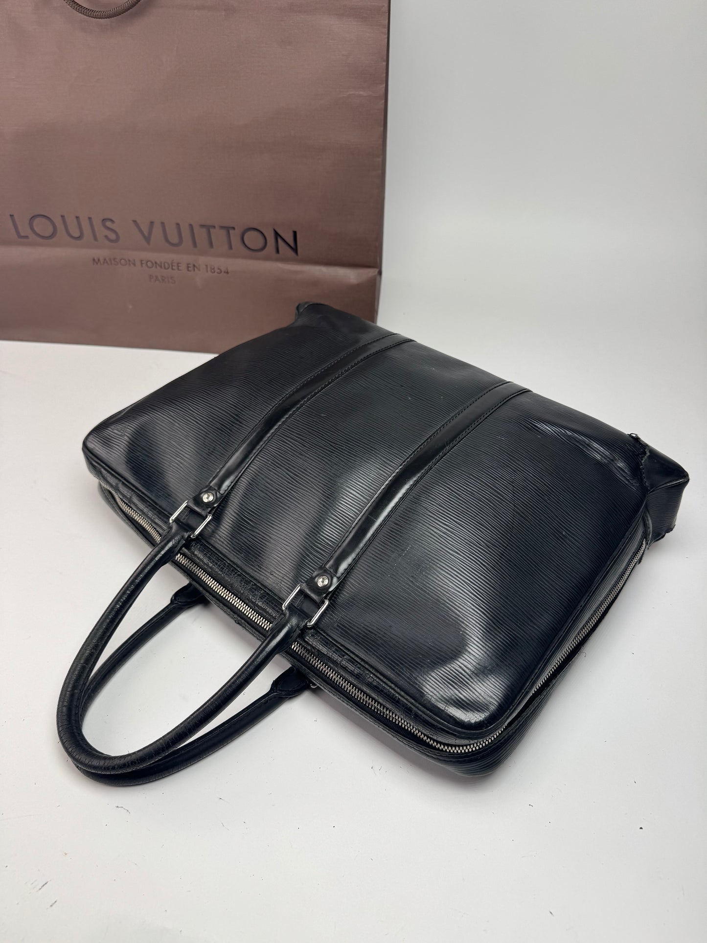 Sac vintage Louis Vuitton EPI en cuir noir