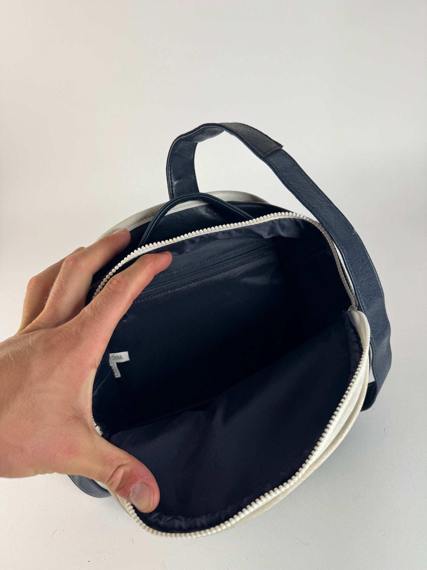 Sac à dos vintage Courreges Paris en cuir bleu marine et blanc