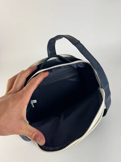 Sac à dos vintage Courreges Paris en cuir bleu marine et blanc