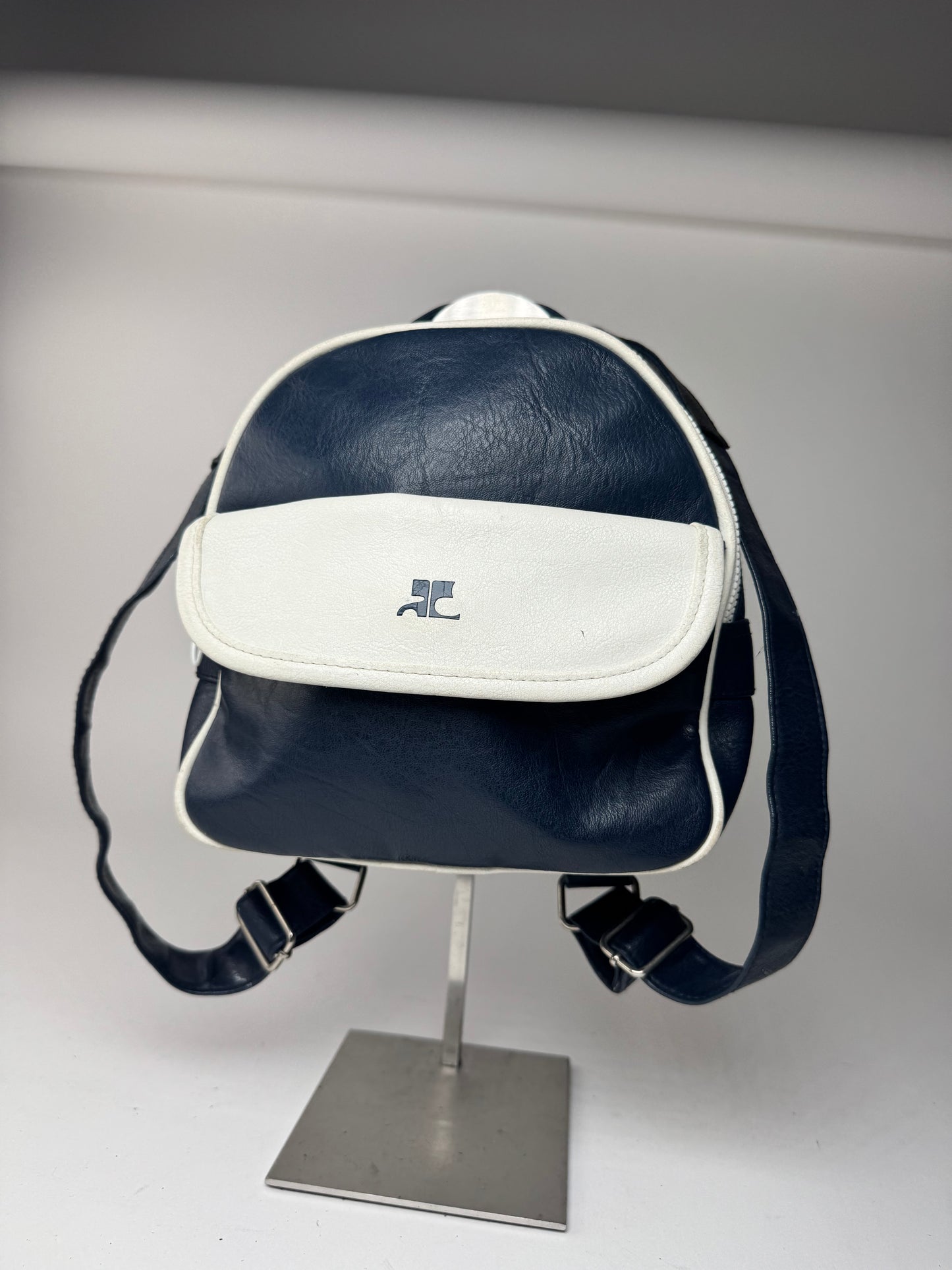 Sac à dos vintage Courreges Paris en cuir bleu marine et blanc