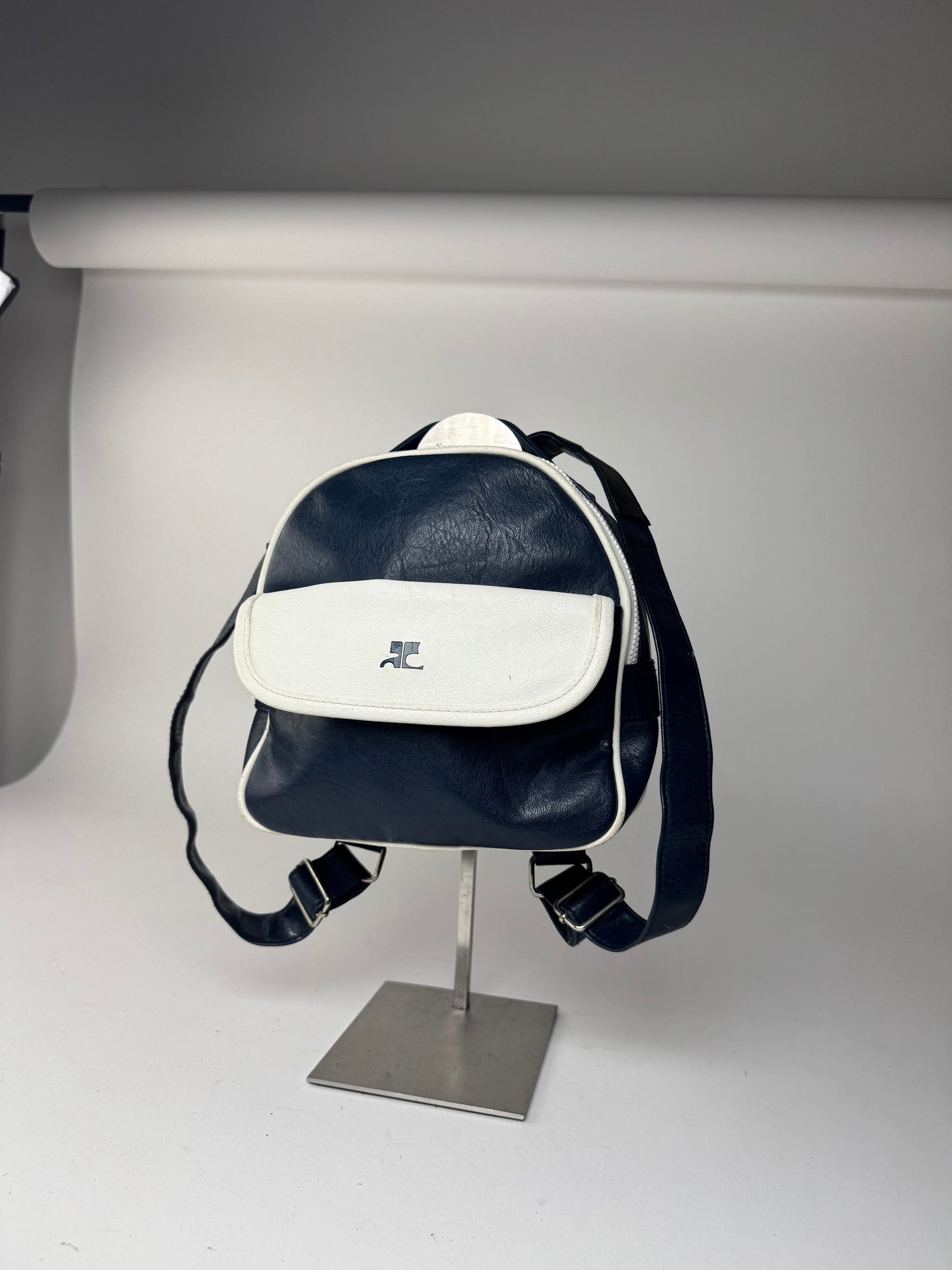 Sac à dos vintage Courreges Paris en cuir bleu marine et blanc