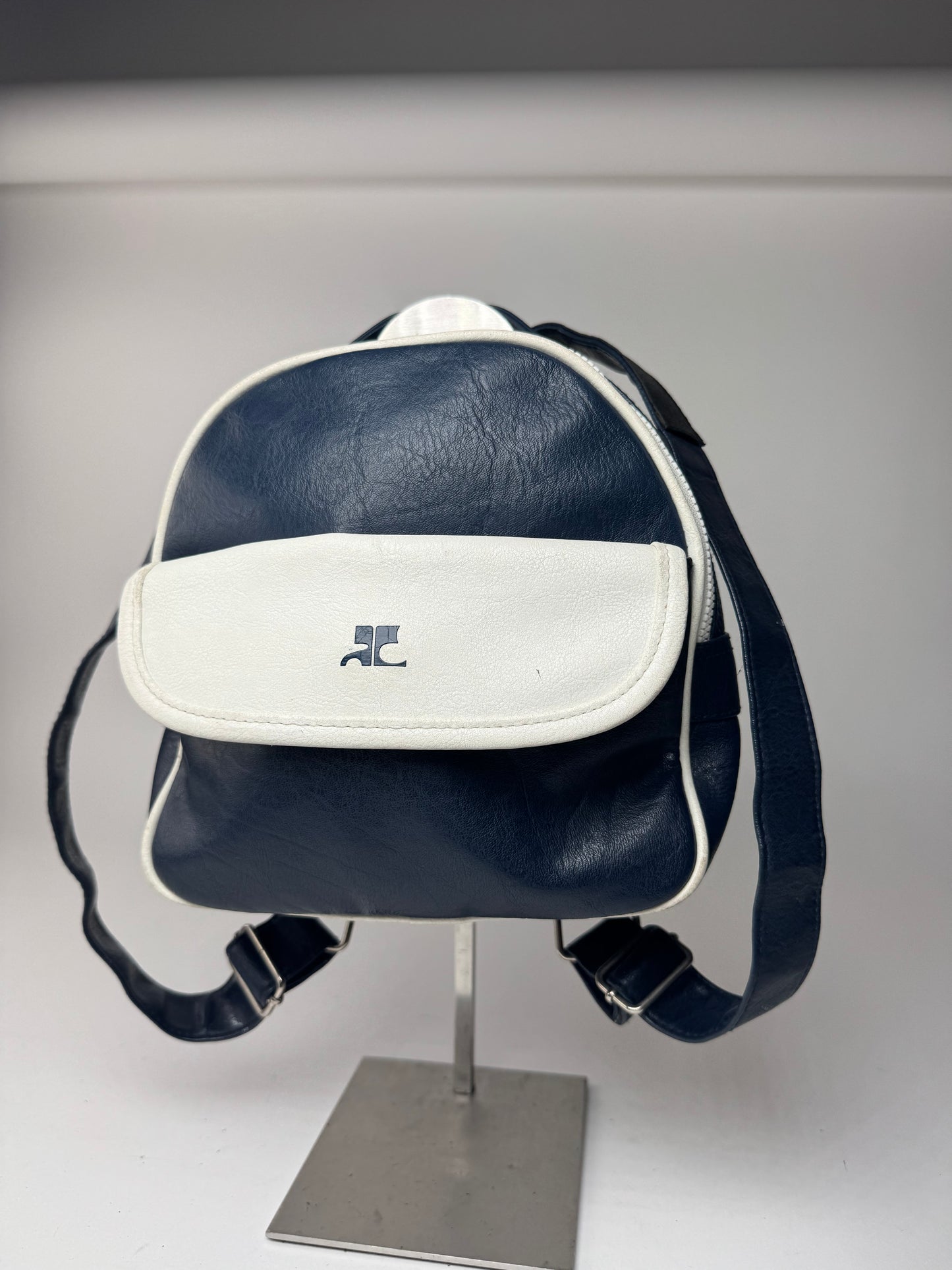 Sac à dos vintage Courreges Paris en cuir bleu marine et blanc