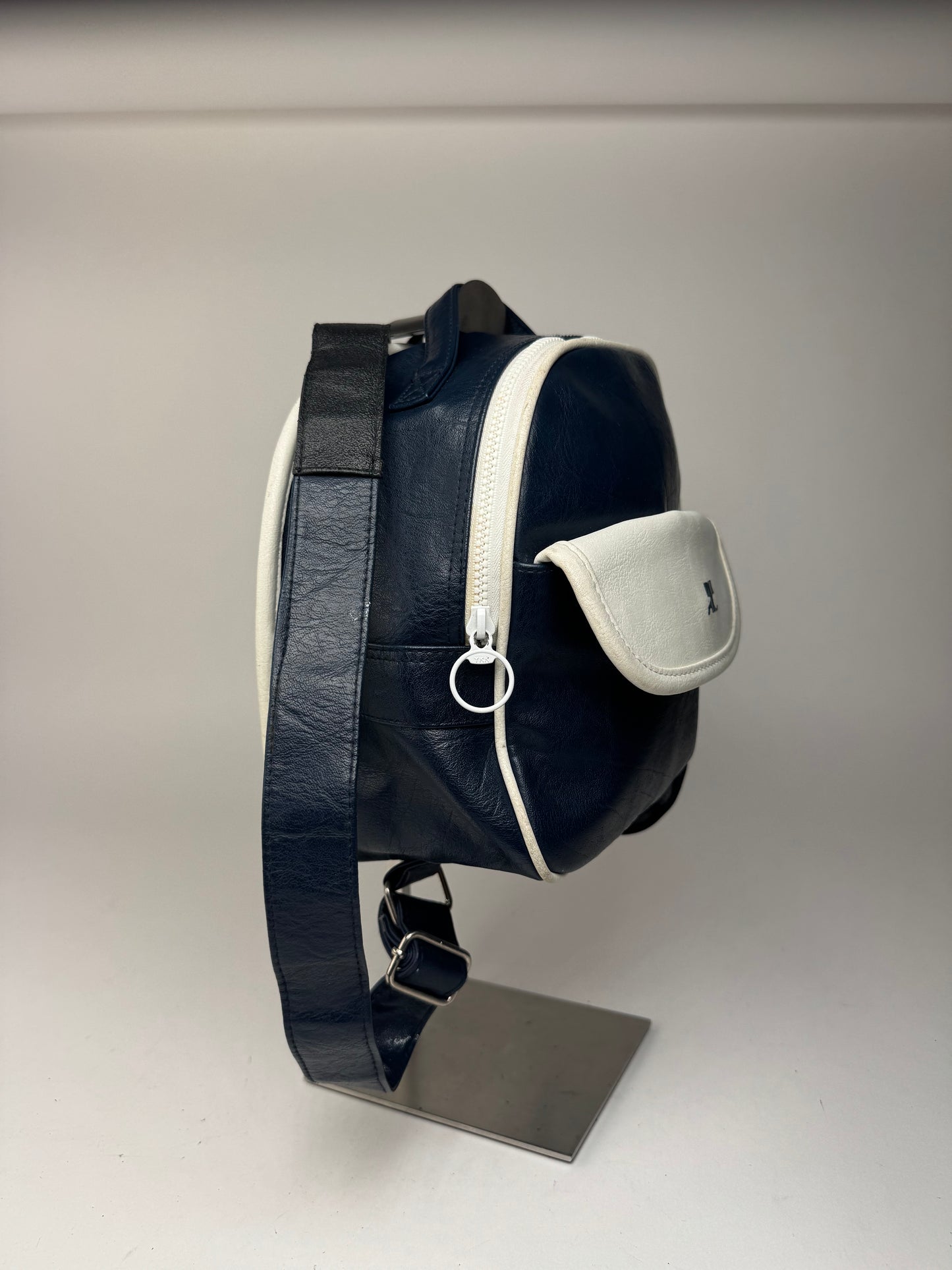 Sac à dos vintage Courreges Paris en cuir bleu marine et blanc