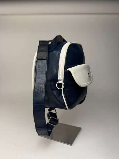 Sac à dos vintage Courreges Paris en cuir bleu marine et blanc