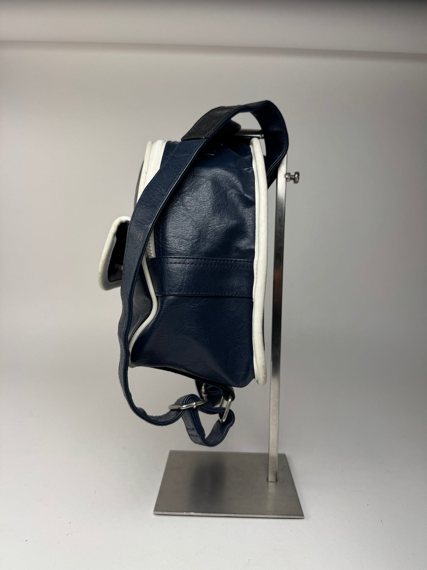 Sac à dos vintage Courreges Paris en cuir bleu marine et blanc