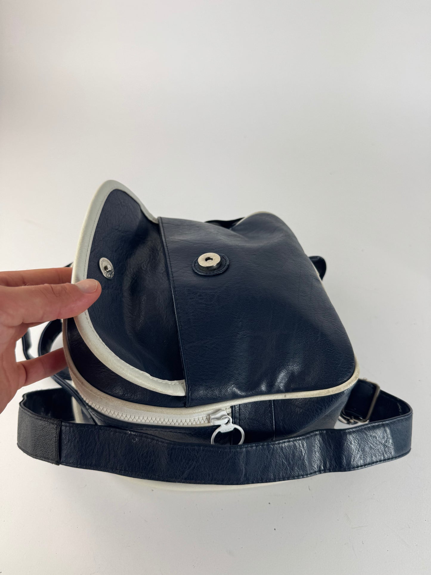 Sac à dos vintage Courreges Paris en cuir bleu marine et blanc