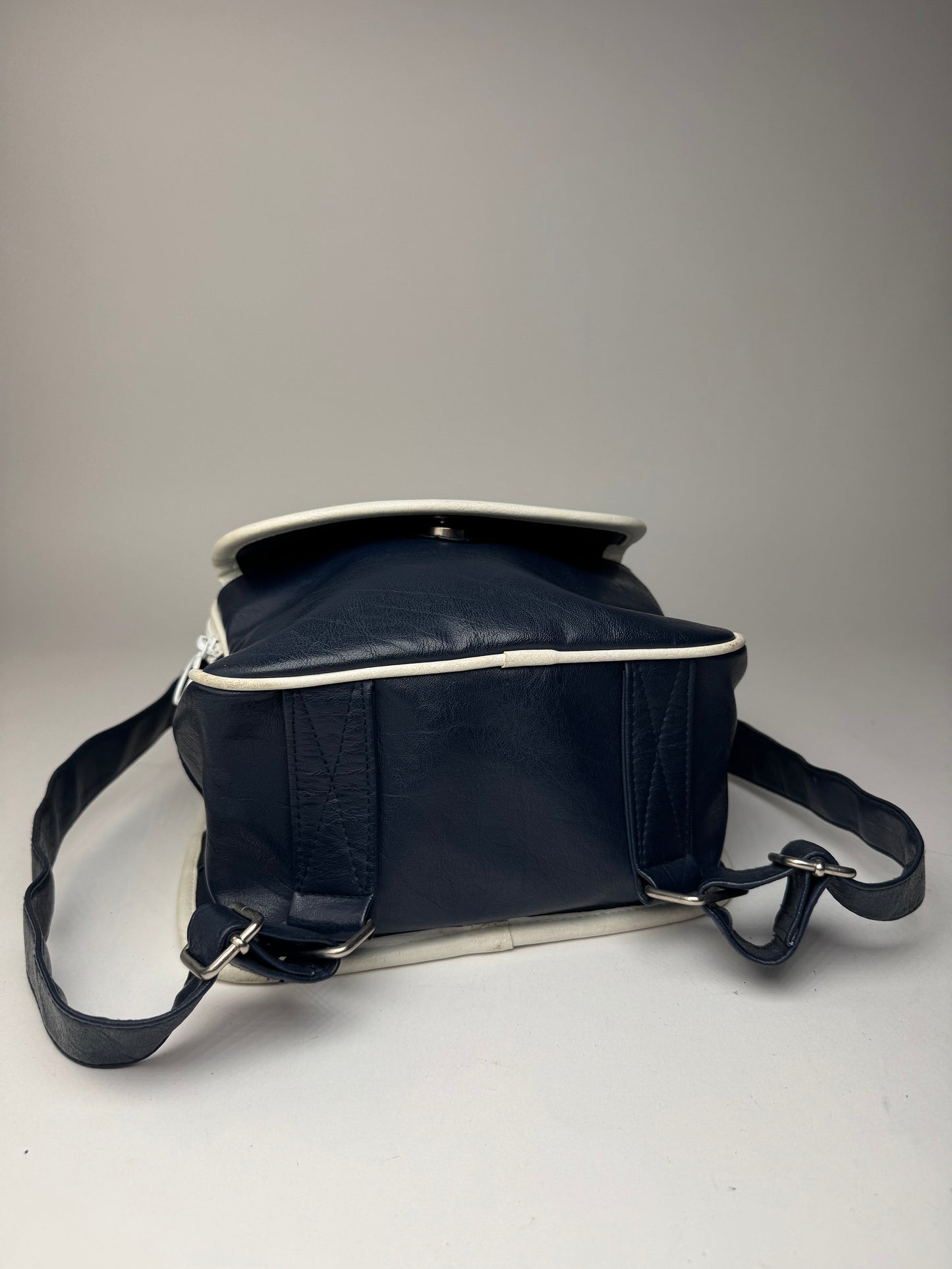Sac à dos vintage Courreges Paris en cuir bleu marine et blanc