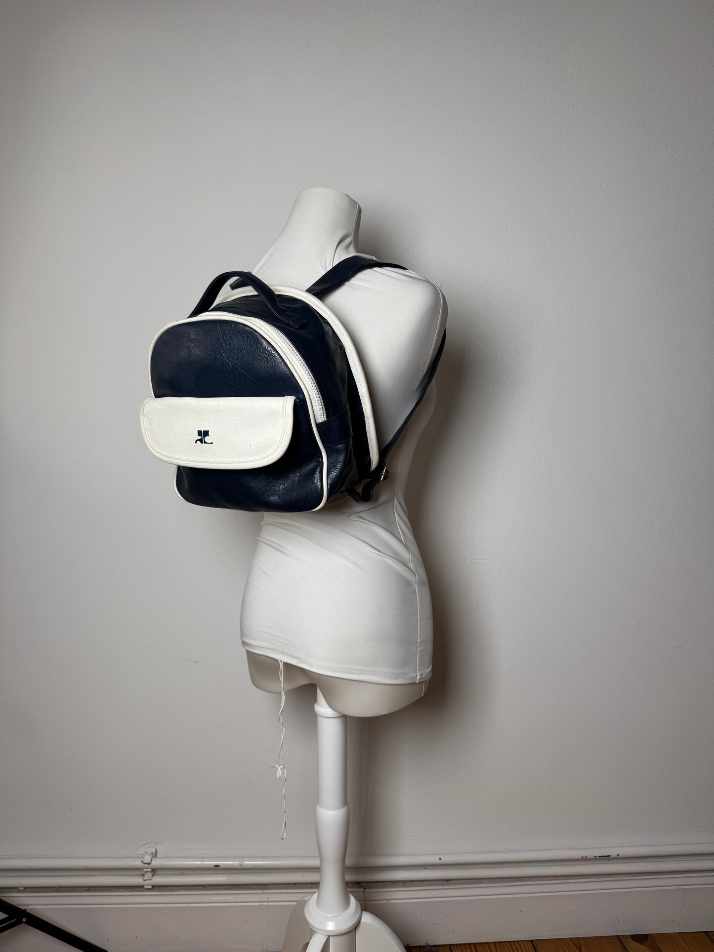 Sac à dos vintage Courreges Paris en cuir bleu marine et blanc