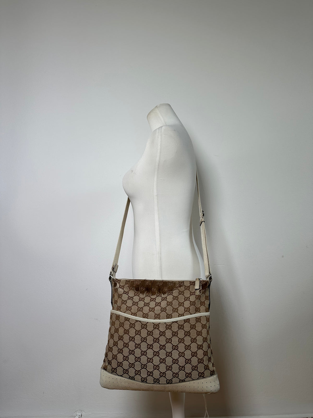 Vintage Gucci GG Monogram Canvas Crossbody Bag Early 2000s Beige Brown