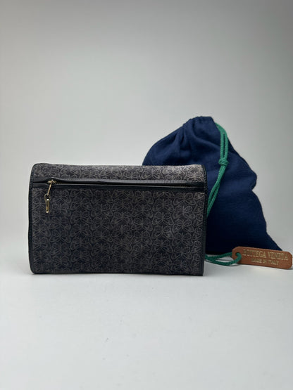 Pochette vintage Bottega Veneta en daim monogramme bleu marine et blanc