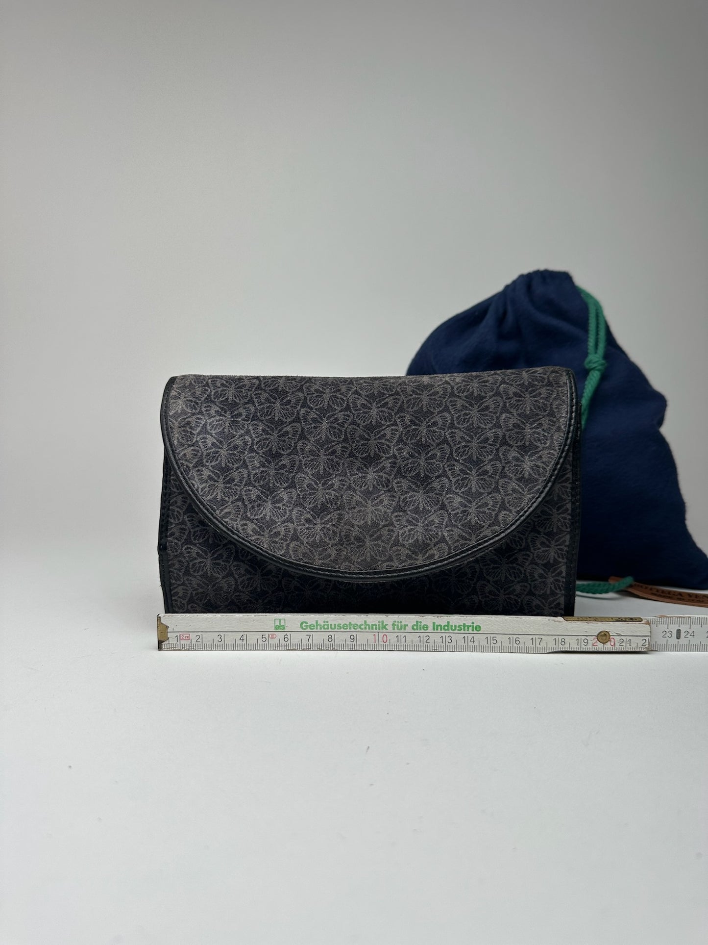 Pochette vintage Bottega Veneta en daim monogramme bleu marine et blanc