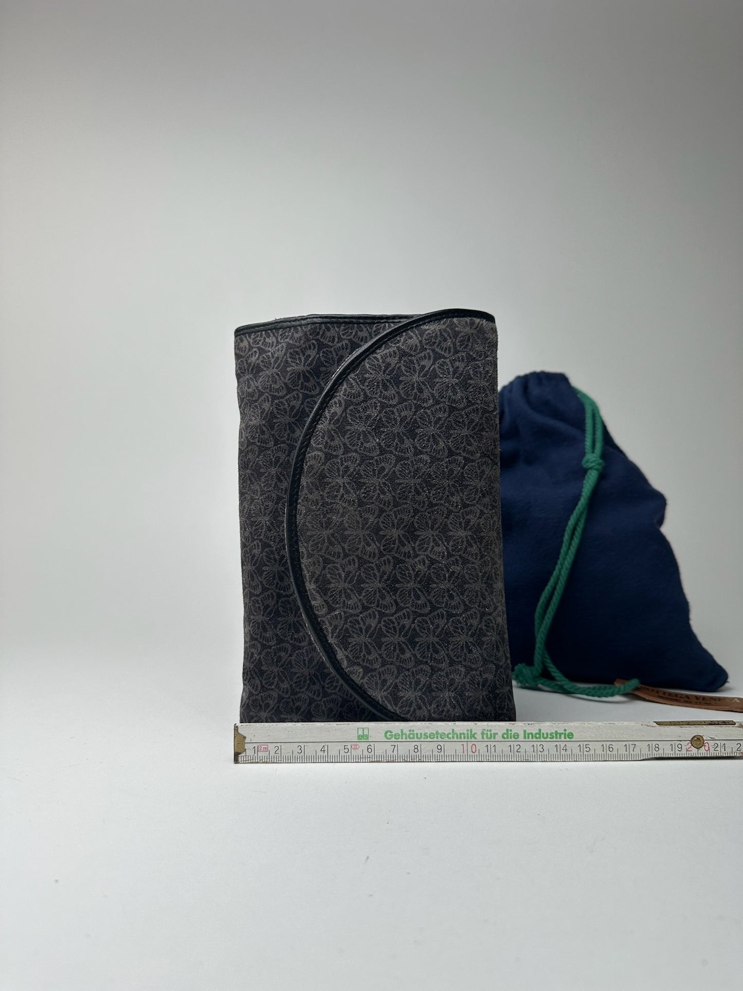 Pochette vintage Bottega Veneta en daim monogramme bleu marine et blanc