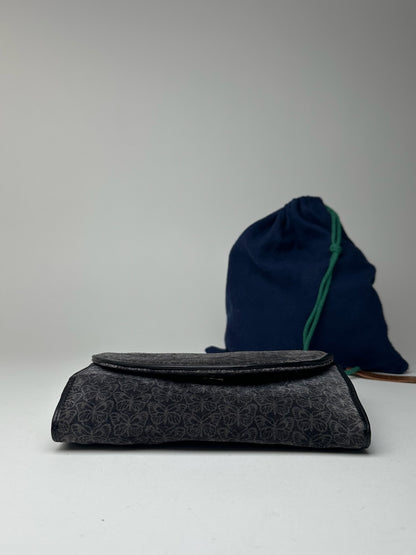 Pochette vintage Bottega Veneta en daim monogramme bleu marine et blanc