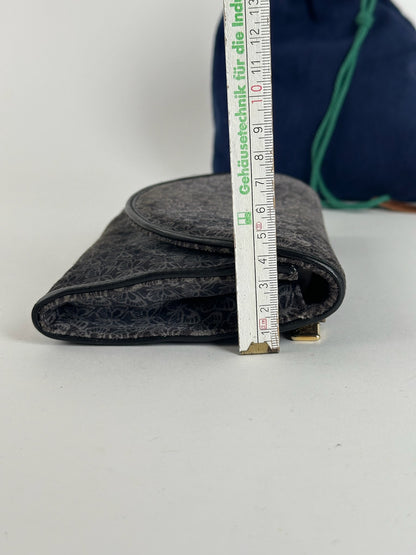 Pochette vintage Bottega Veneta en daim monogramme bleu marine et blanc