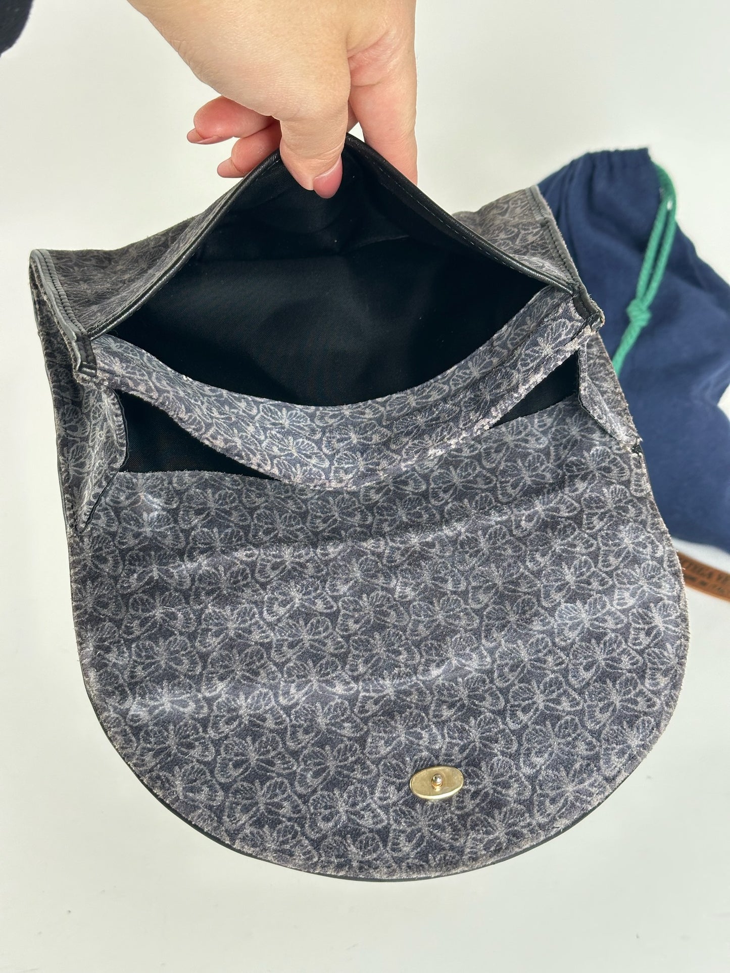 Pochette vintage Bottega Veneta en daim monogramme bleu marine et blanc