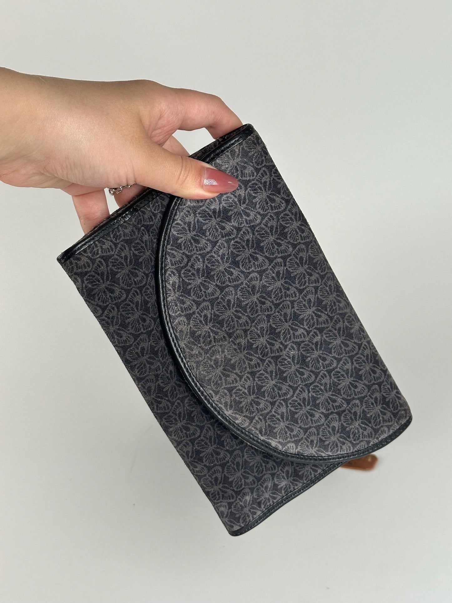 Pochette vintage Bottega Veneta en daim monogramme bleu marine et blanc