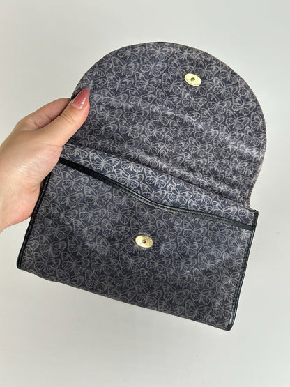 Pochette vintage Bottega Veneta en daim monogramme bleu marine et blanc