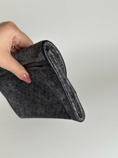 Pochette vintage Bottega Veneta en daim monogramme bleu marine et blanc