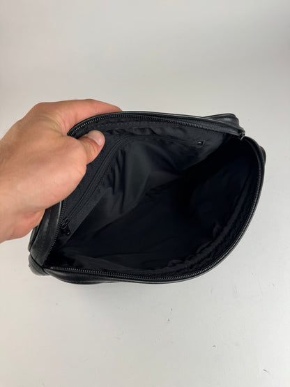 Pochette vintage en cuir noir Issey Miyake