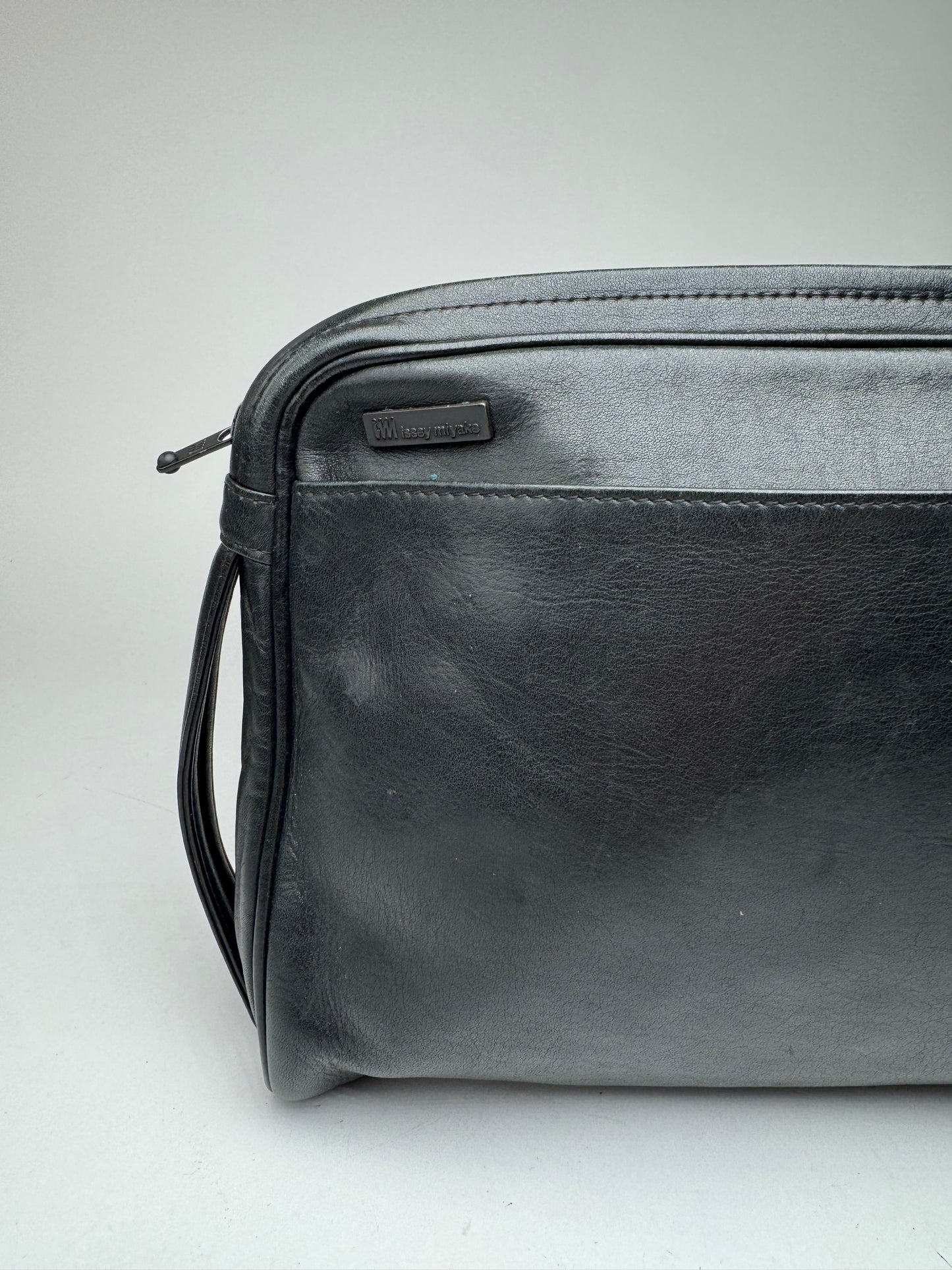 Pochette vintage en cuir noir Issey Miyake