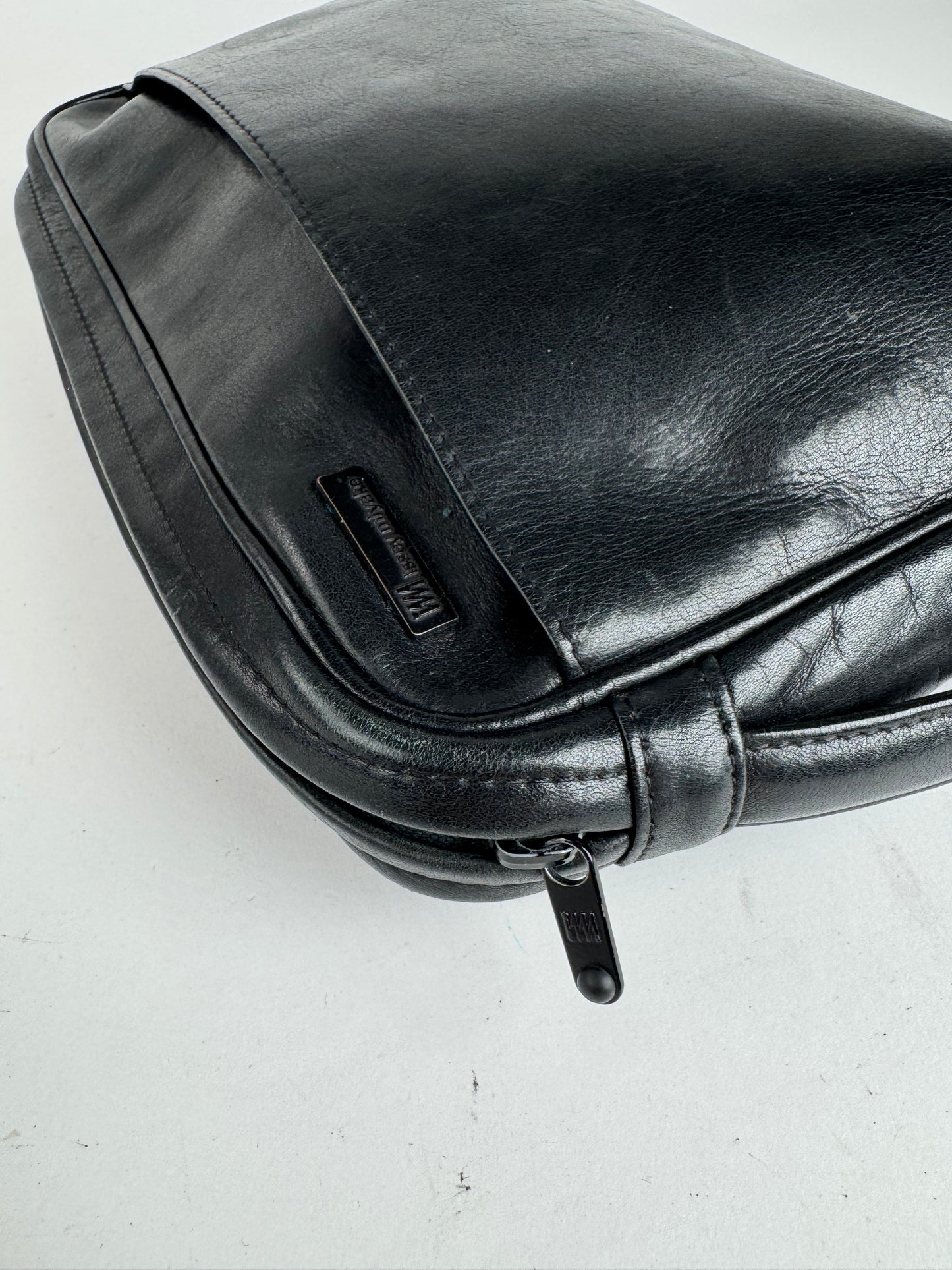 Pochette vintage en cuir noir Issey Miyake