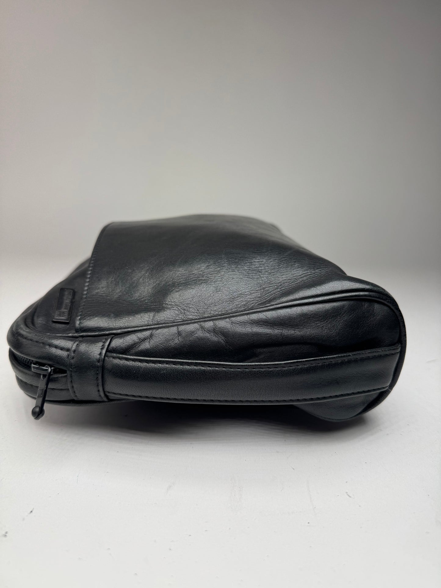 Pochette vintage en cuir noir Issey Miyake