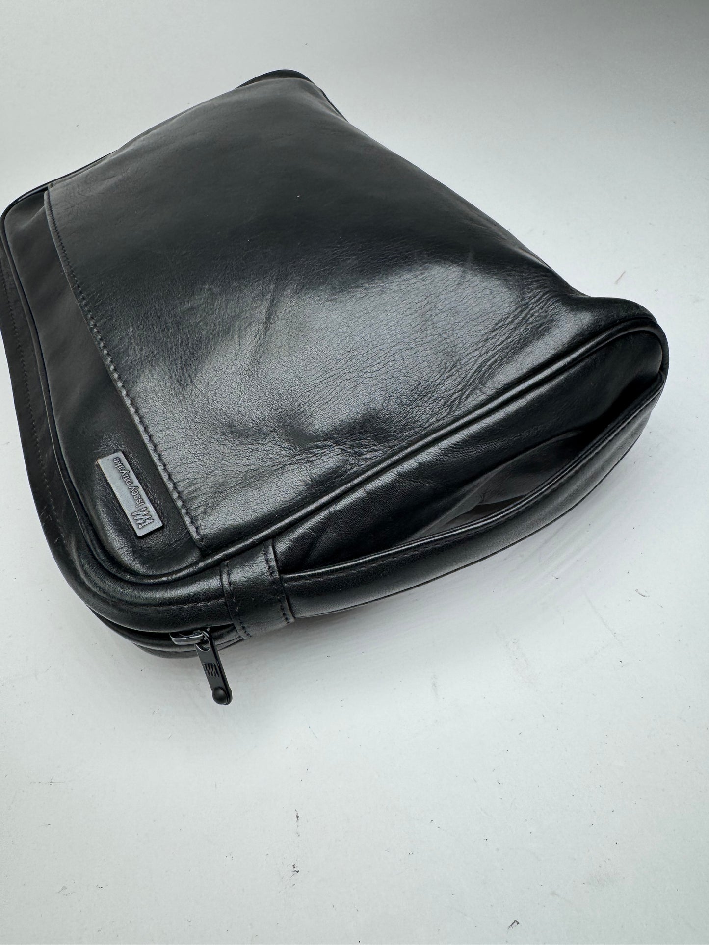 Pochette vintage en cuir noir Issey Miyake