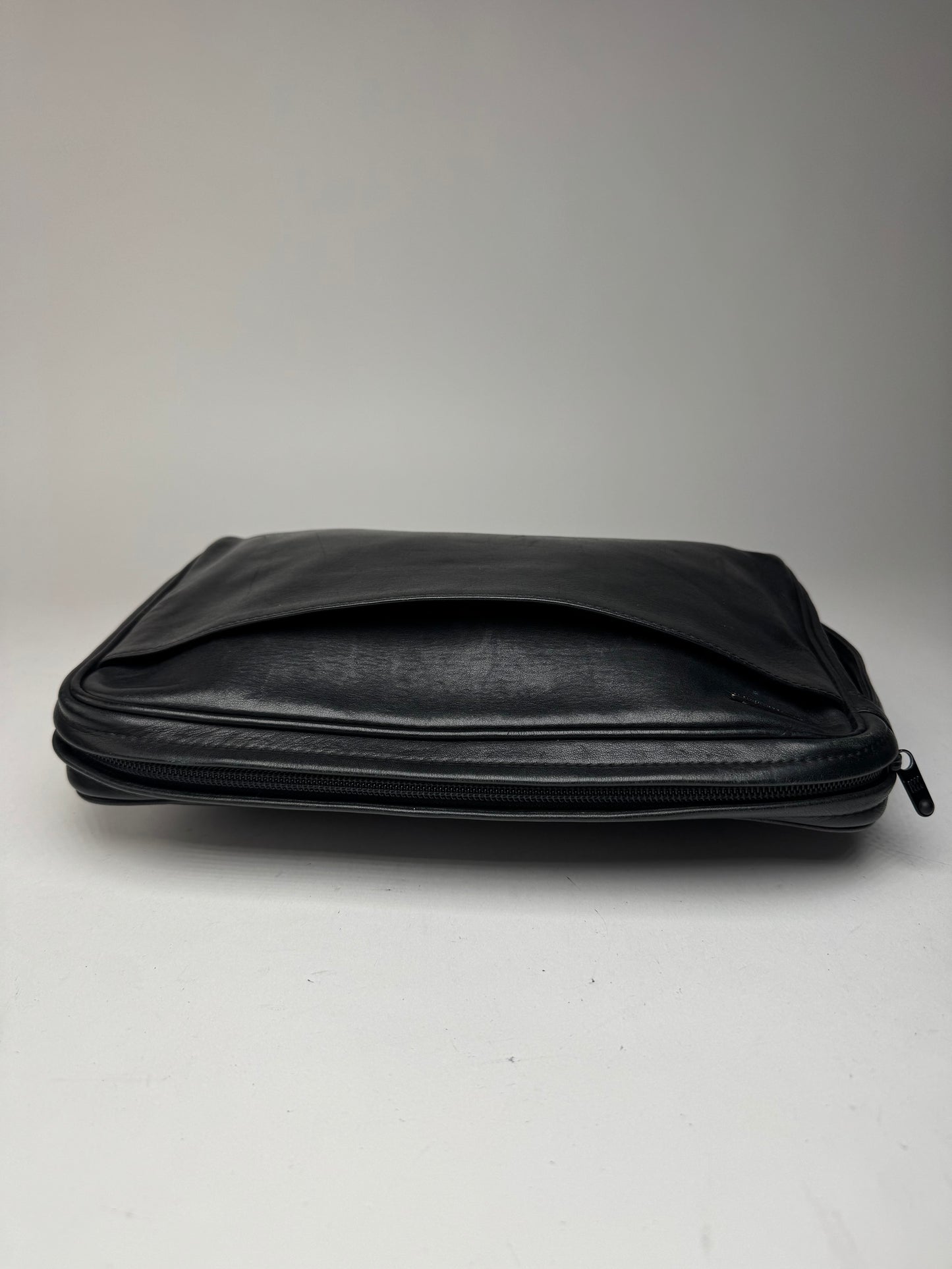 Pochette vintage en cuir noir Issey Miyake