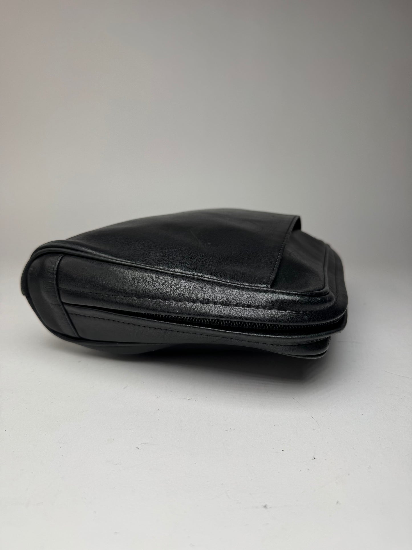 Pochette vintage en cuir noir Issey Miyake
