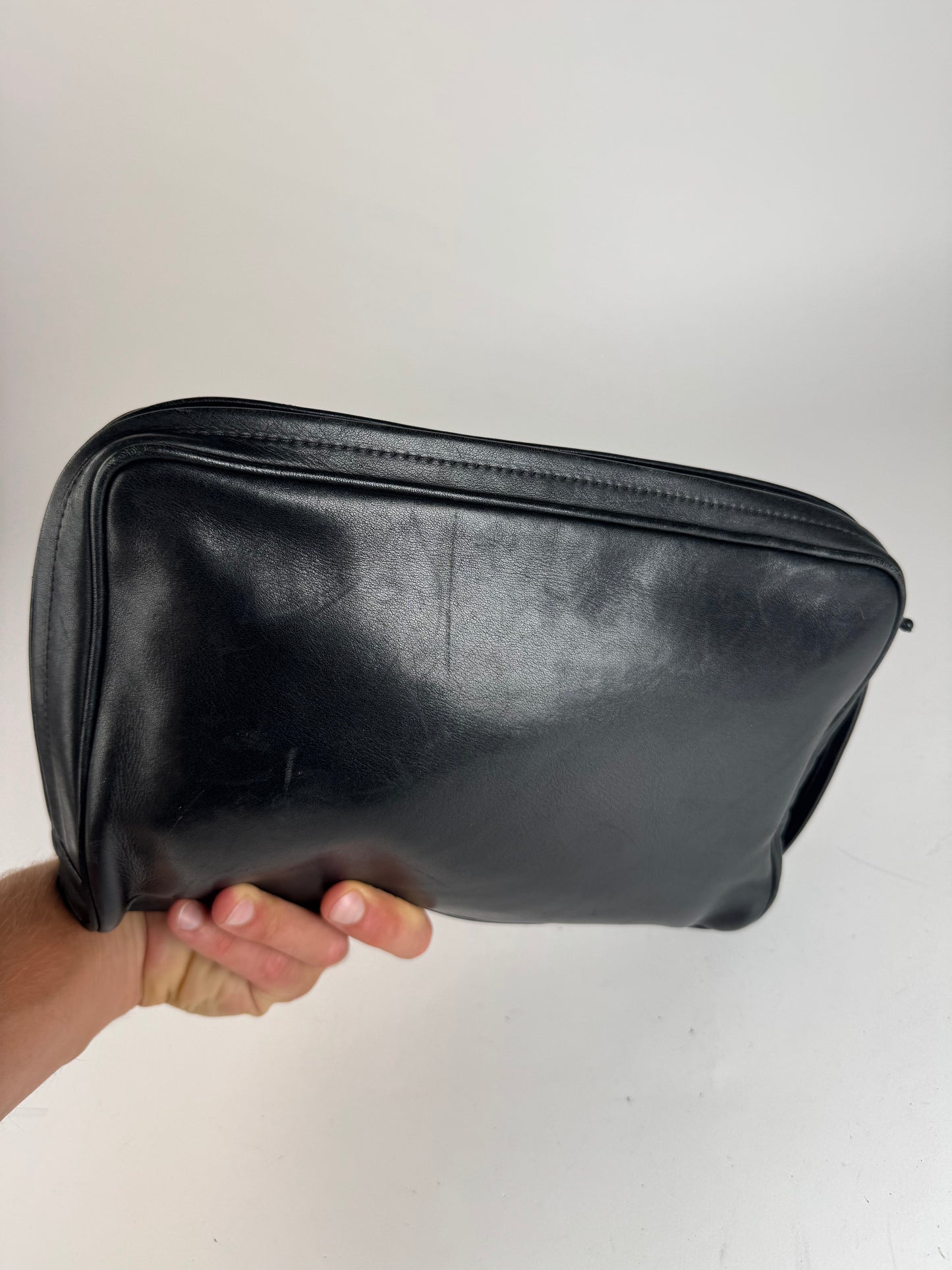 Pochette vintage en cuir noir Issey Miyake