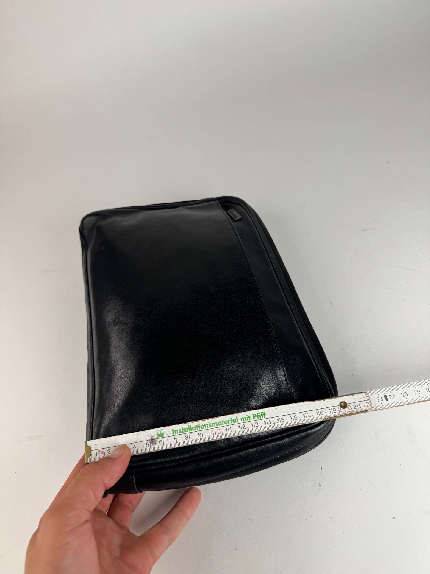 Pochette vintage en cuir noir Issey Miyake