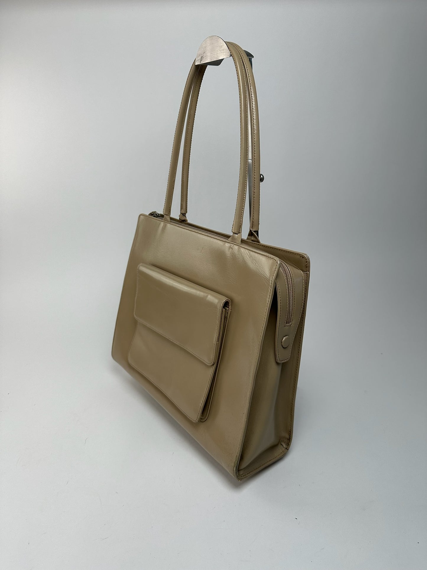 Sac à main vintage Issey Miyake en cuir beige