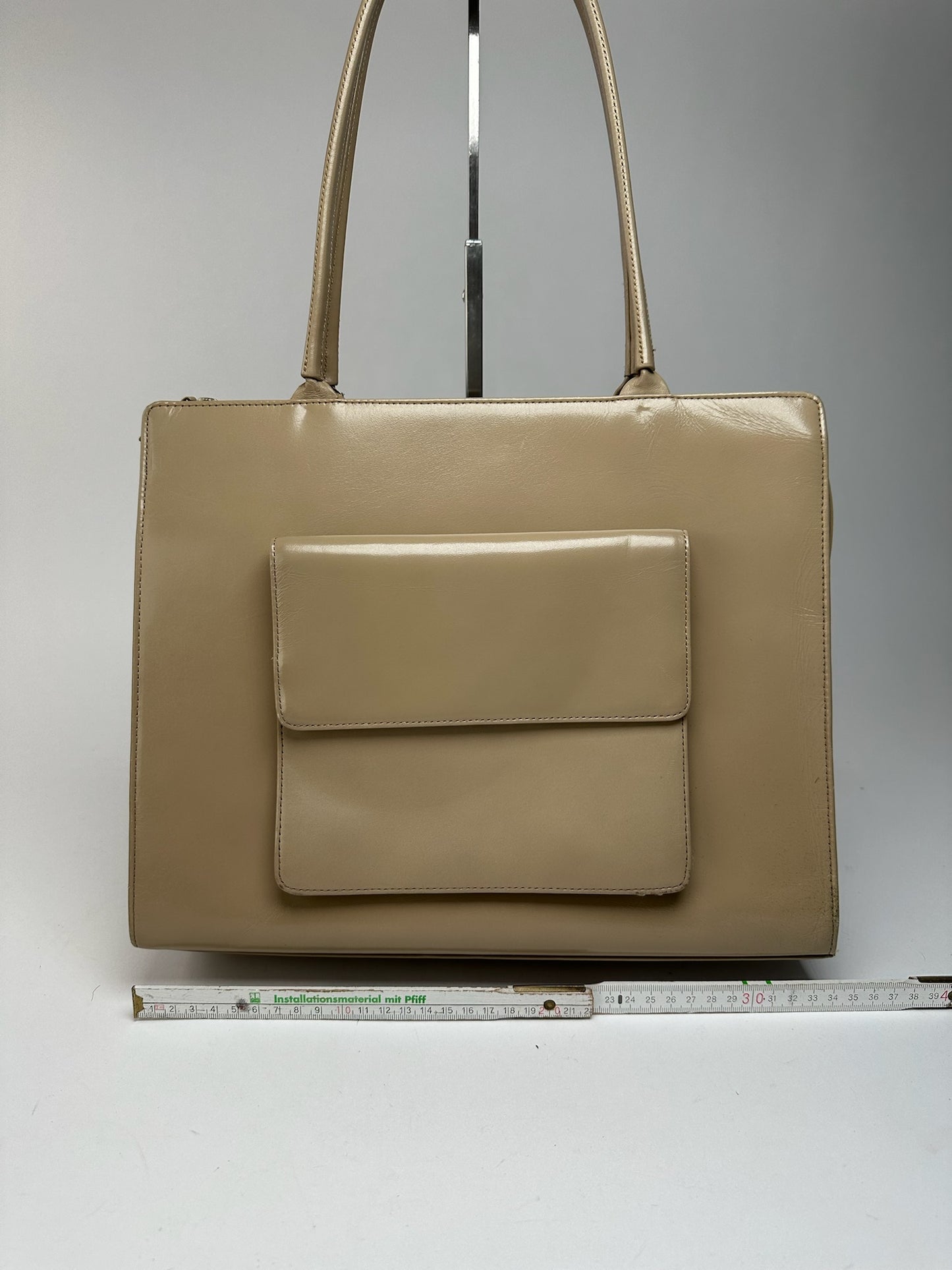 Sac à main vintage Issey Miyake en cuir beige