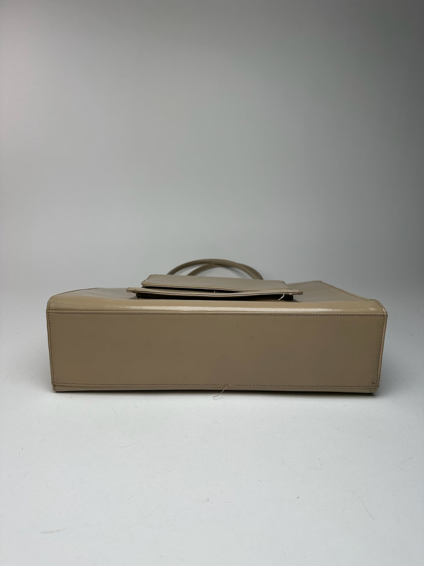 Sac à main vintage Issey Miyake en cuir beige