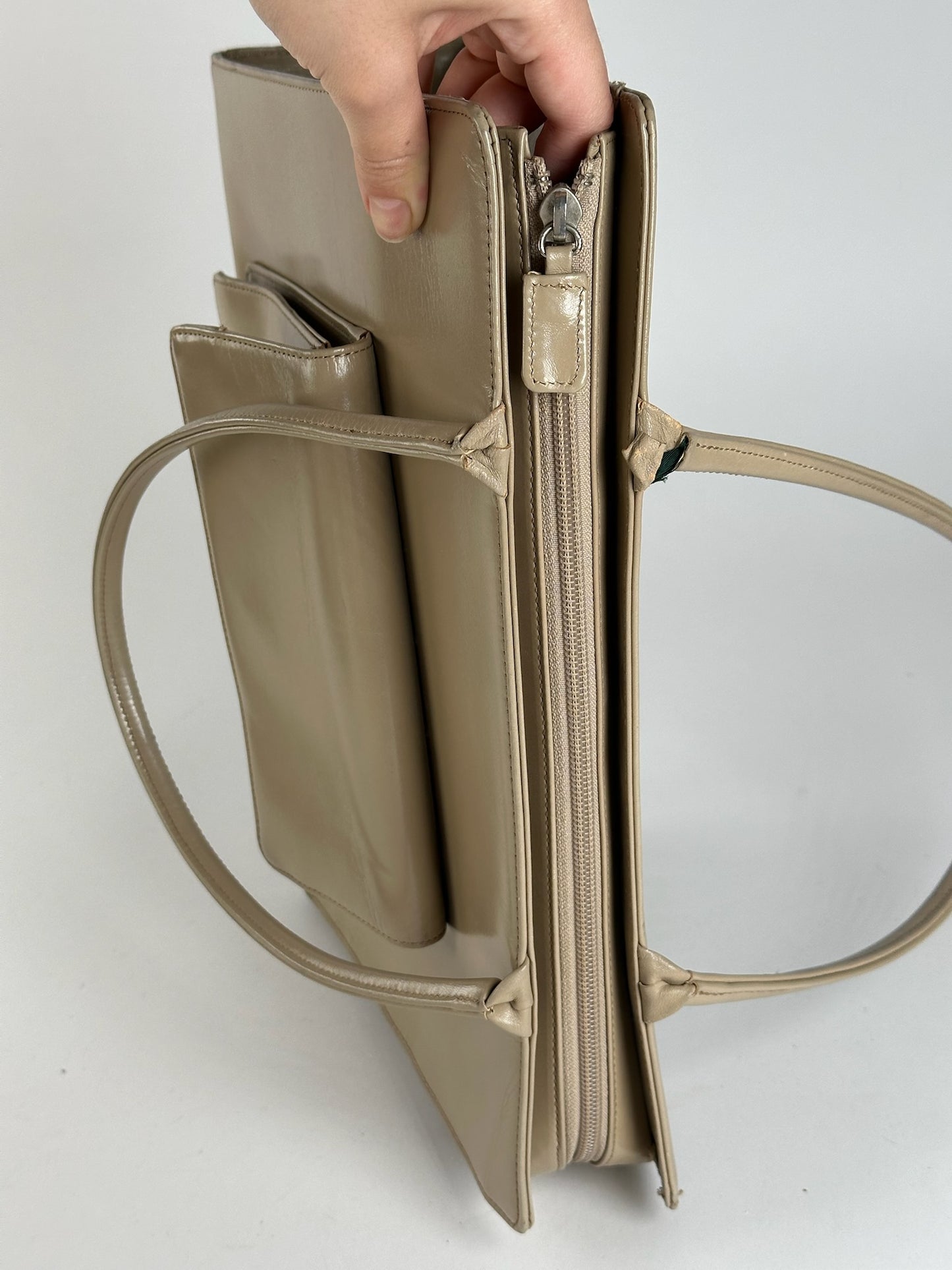 Sac à main vintage Issey Miyake en cuir beige