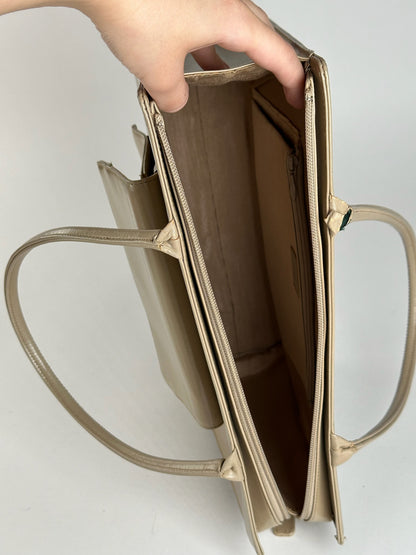 Sac à main vintage Issey Miyake en cuir beige