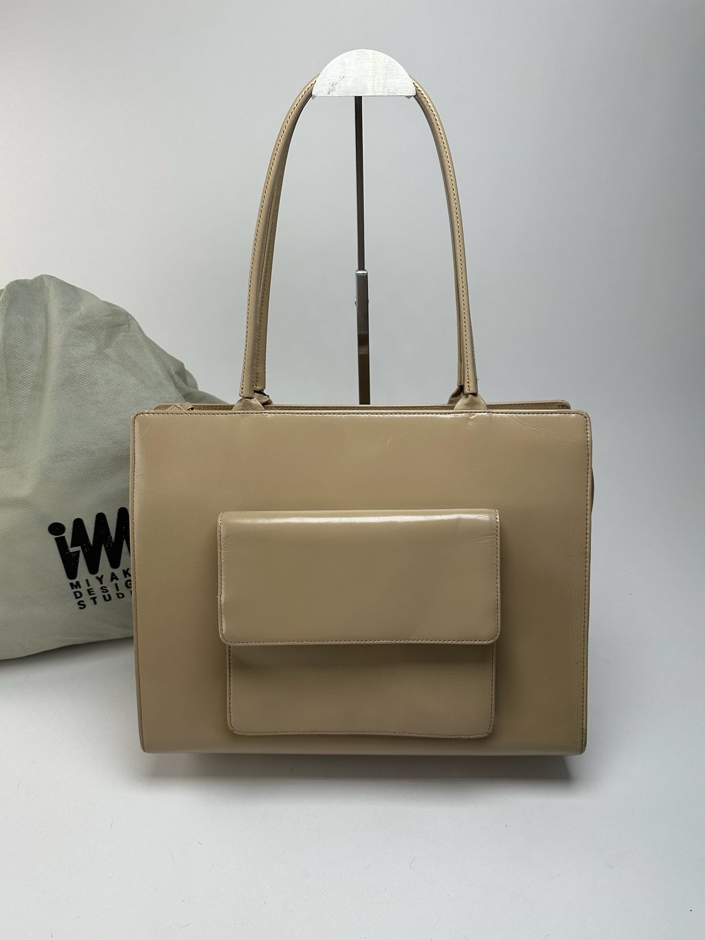 Sac à main vintage Issey Miyake en cuir beige