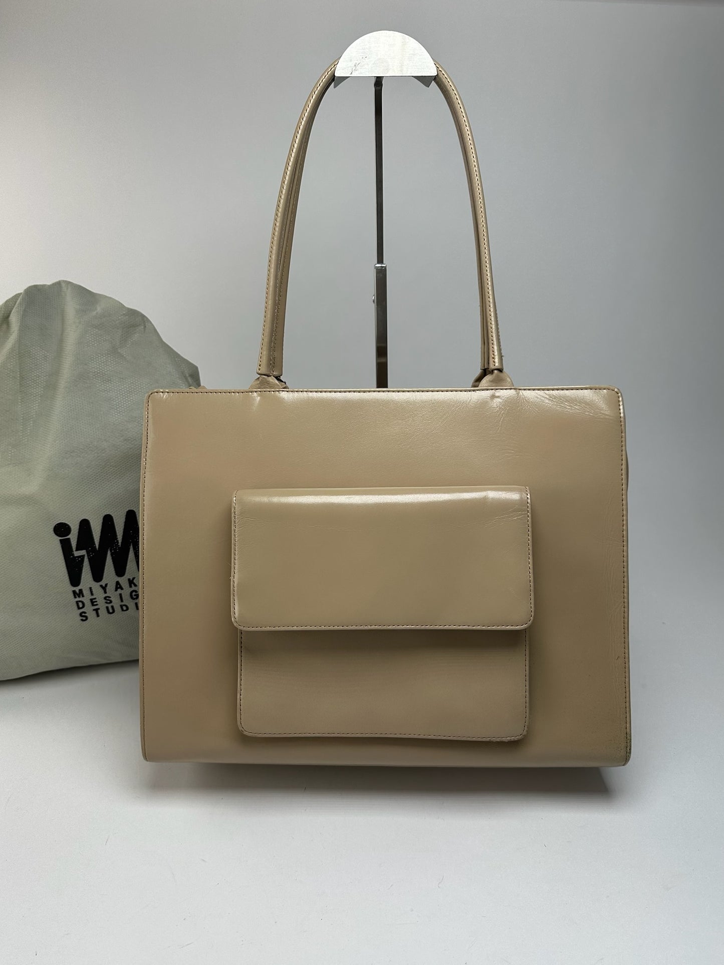 Sac à main vintage Issey Miyake en cuir beige