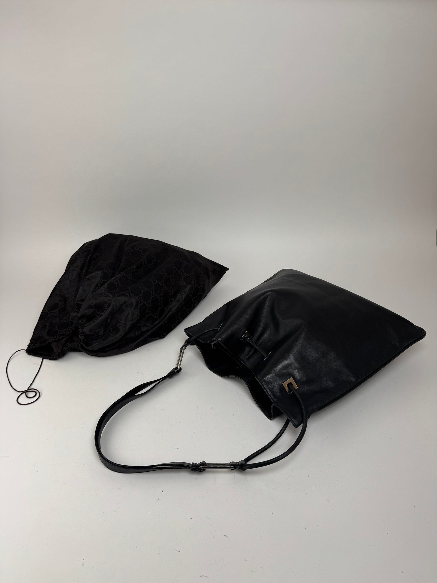 Sac seau vintage en cuir Gucci noir