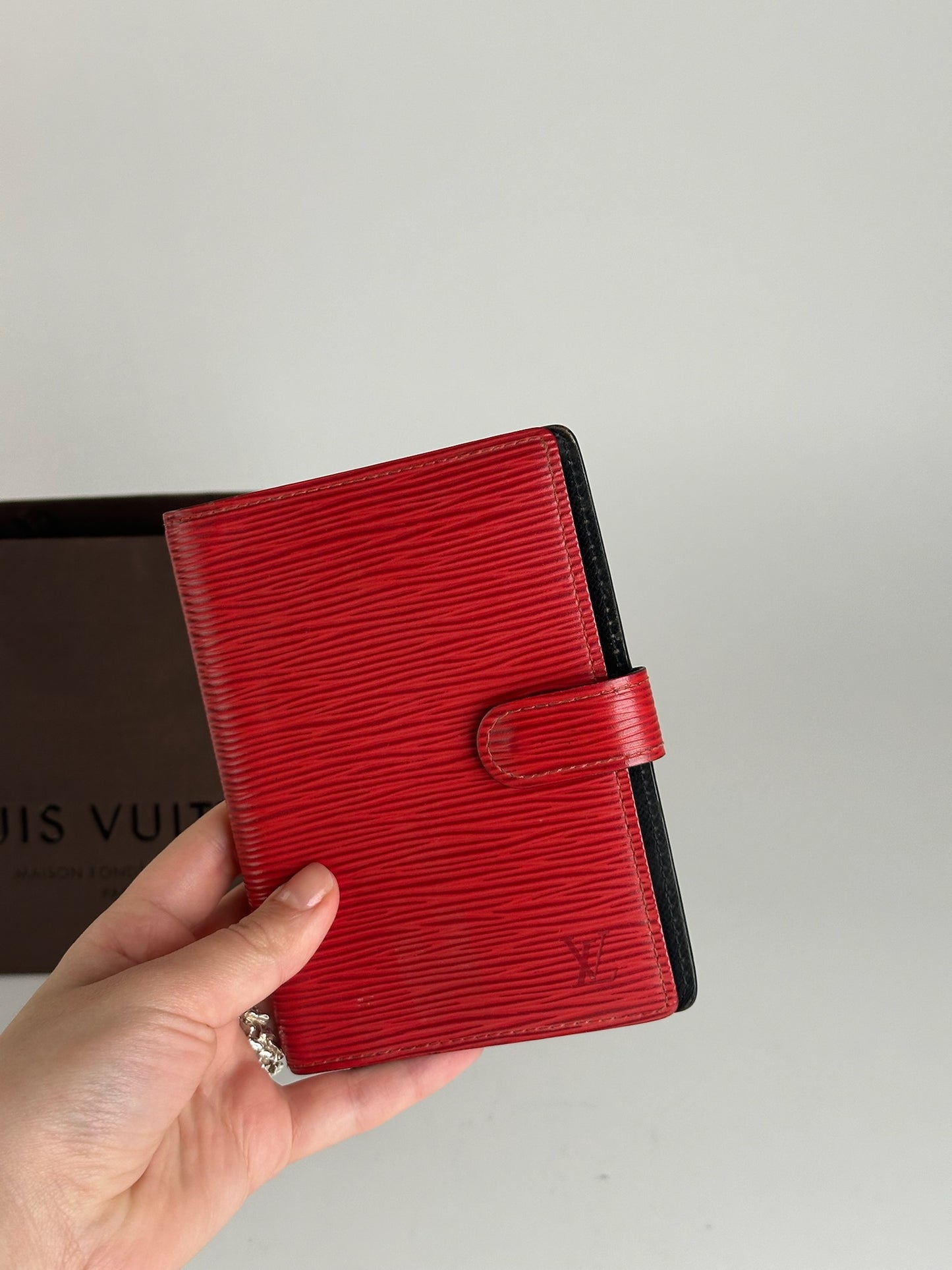 Porte-cartes vintage Louis Vuitton en cuir EPI rouge