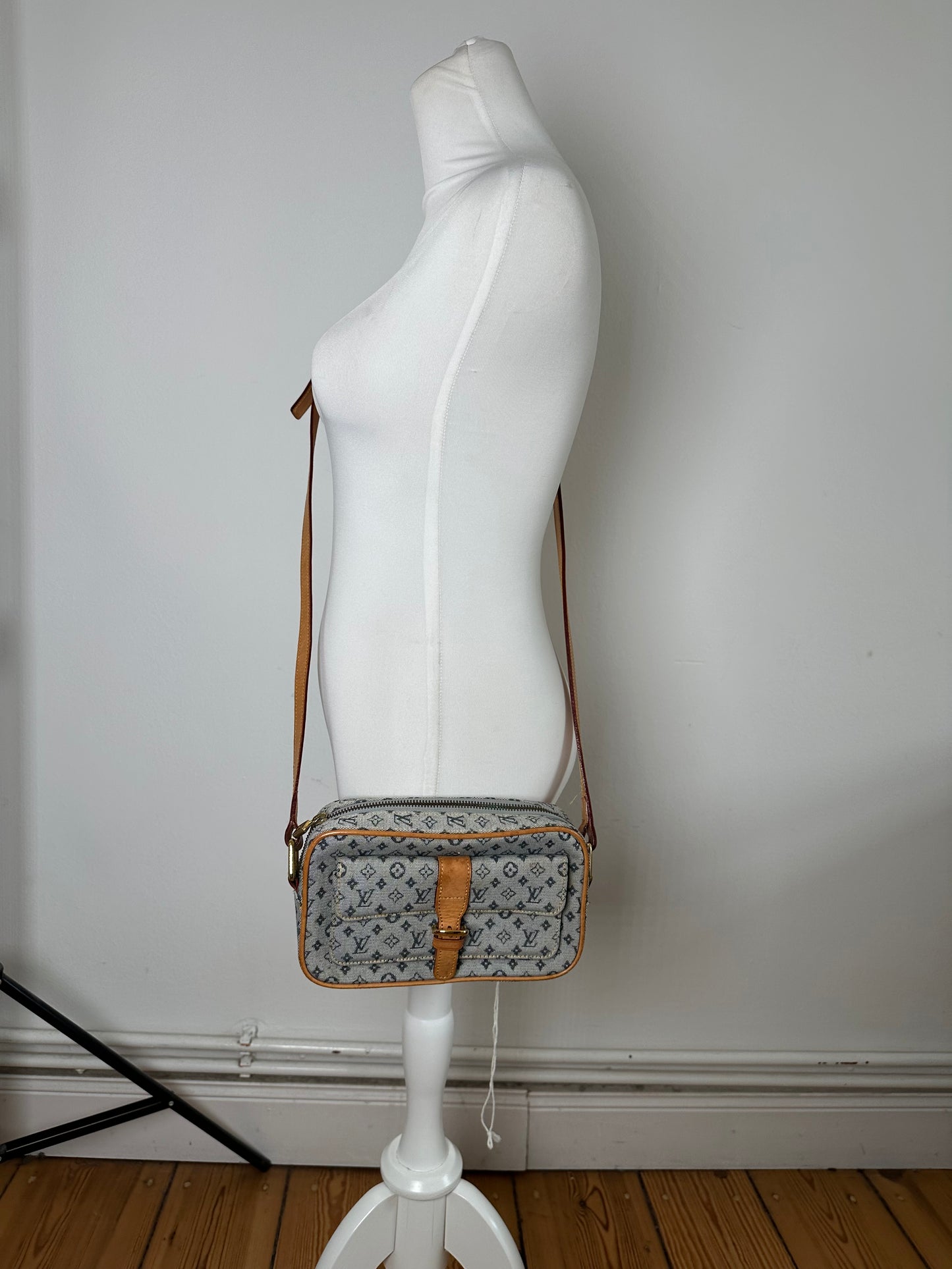 Vintage Louis Vuitton Monogram Canvas Crossbody Bag Y2K Grey Tan
