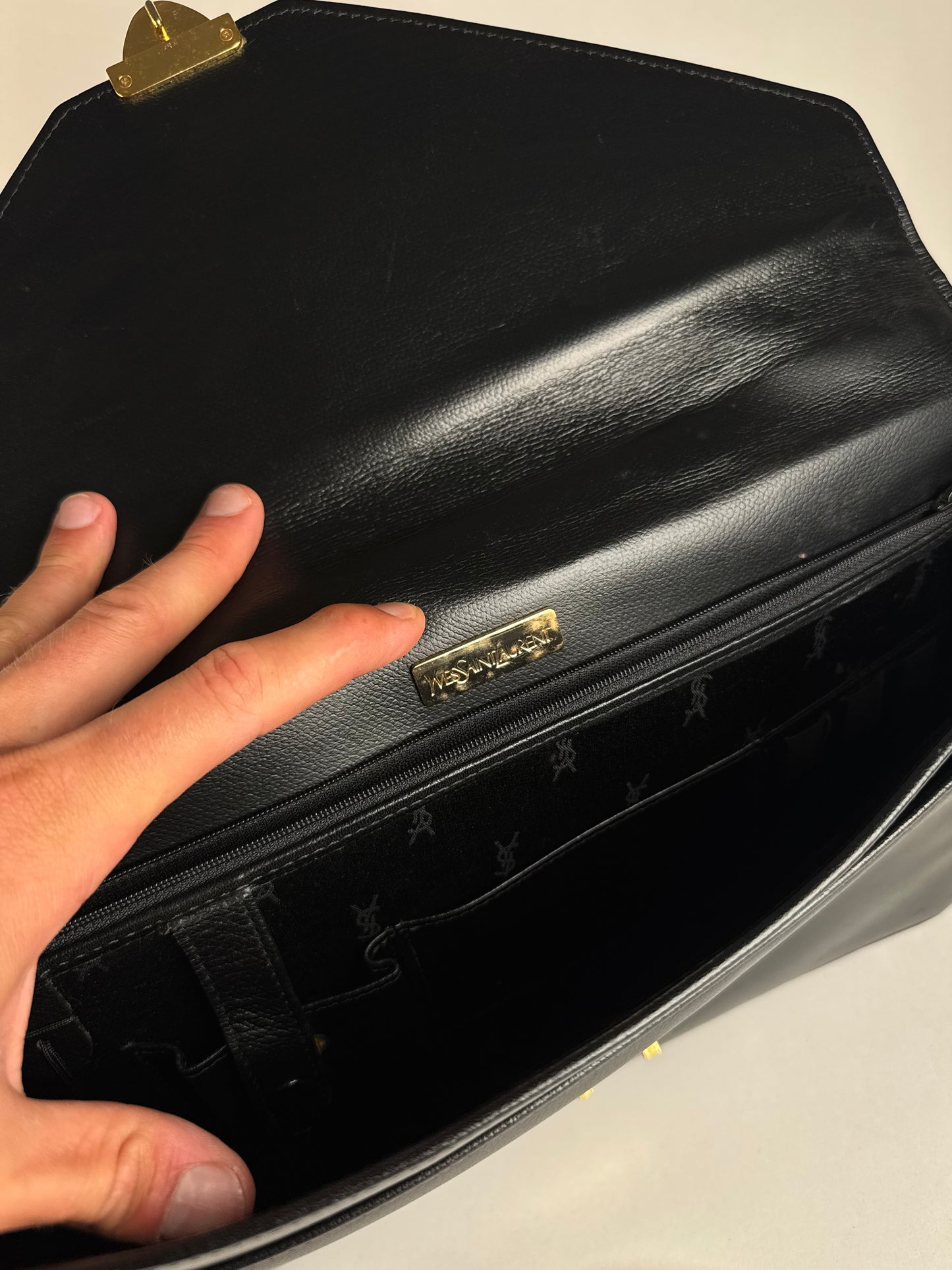 Serviette vintage en cuir noir Yves Saint Laurent