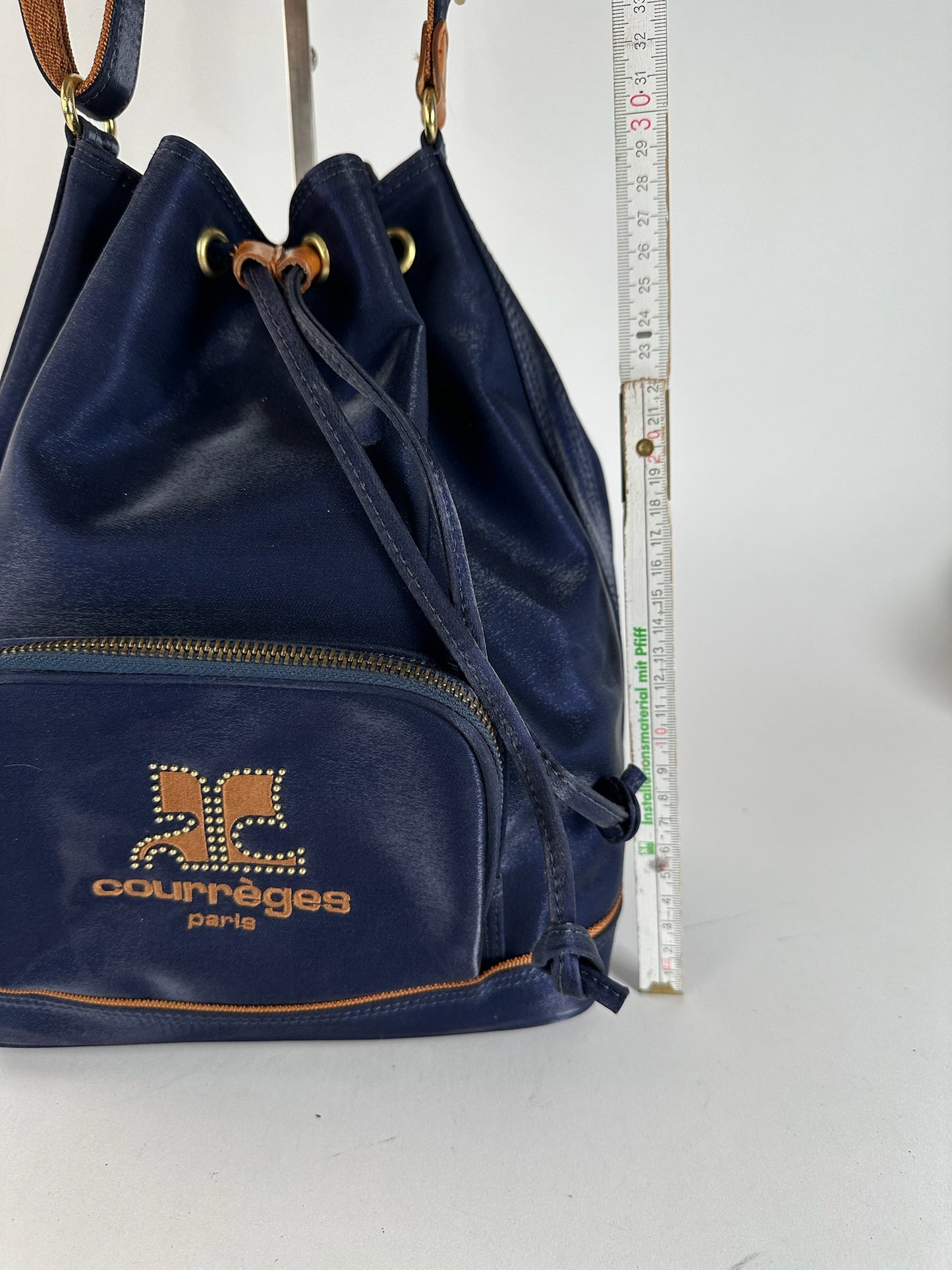 Sac seau vintage en cuir Courreges Paris bleu marine