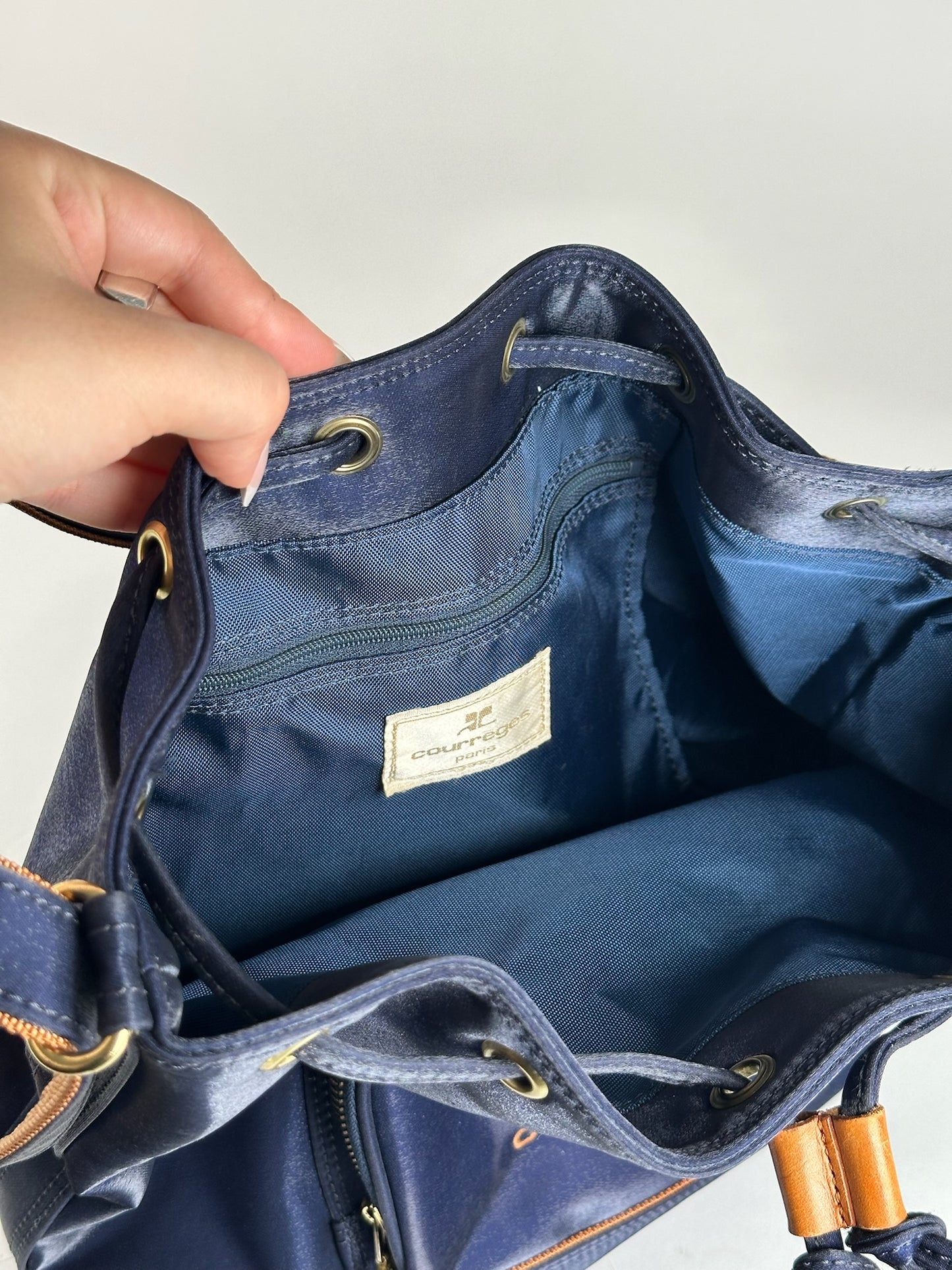 Sac seau vintage en cuir Courreges Paris bleu marine