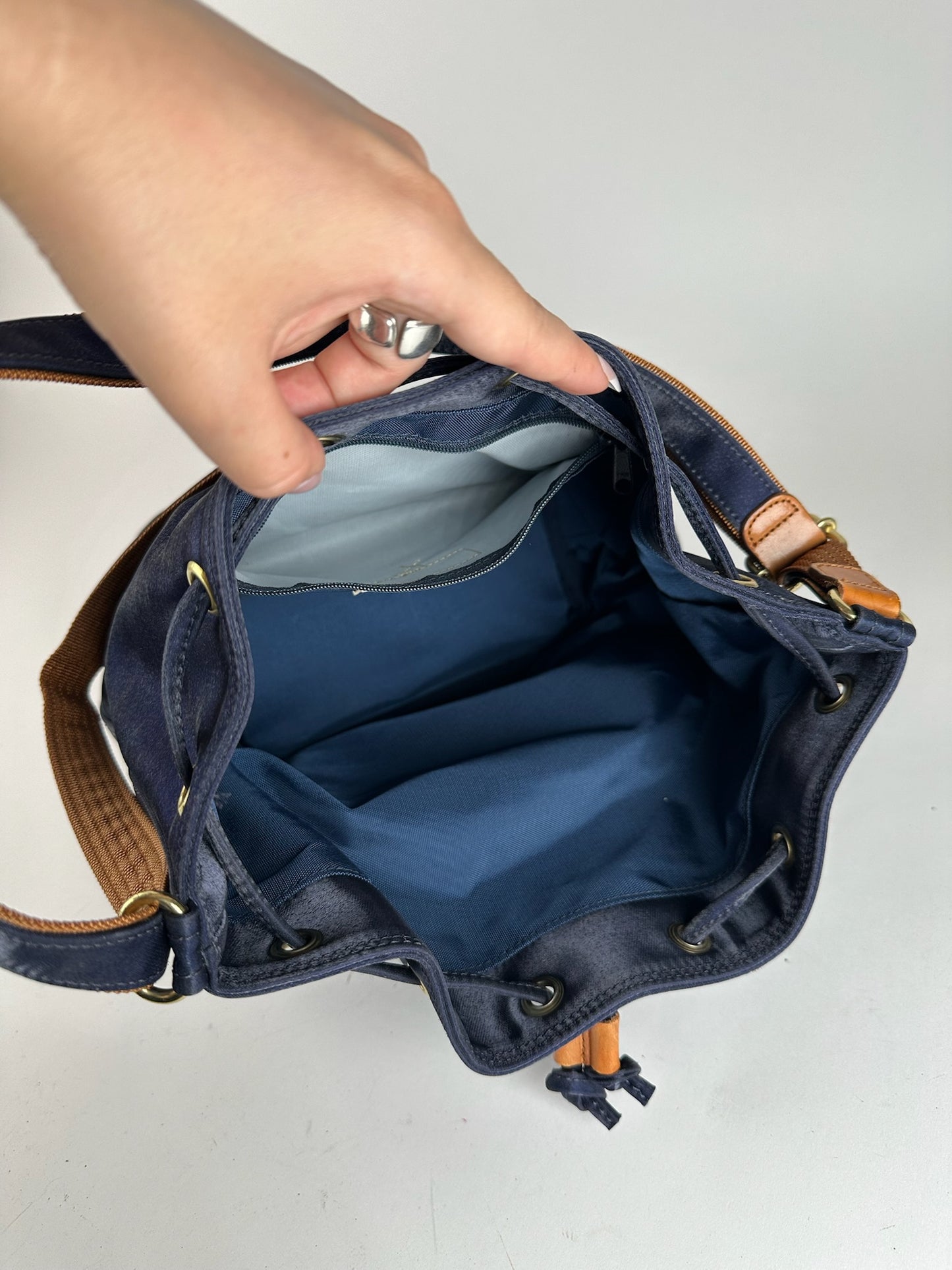 Sac seau vintage en cuir Courreges Paris bleu marine